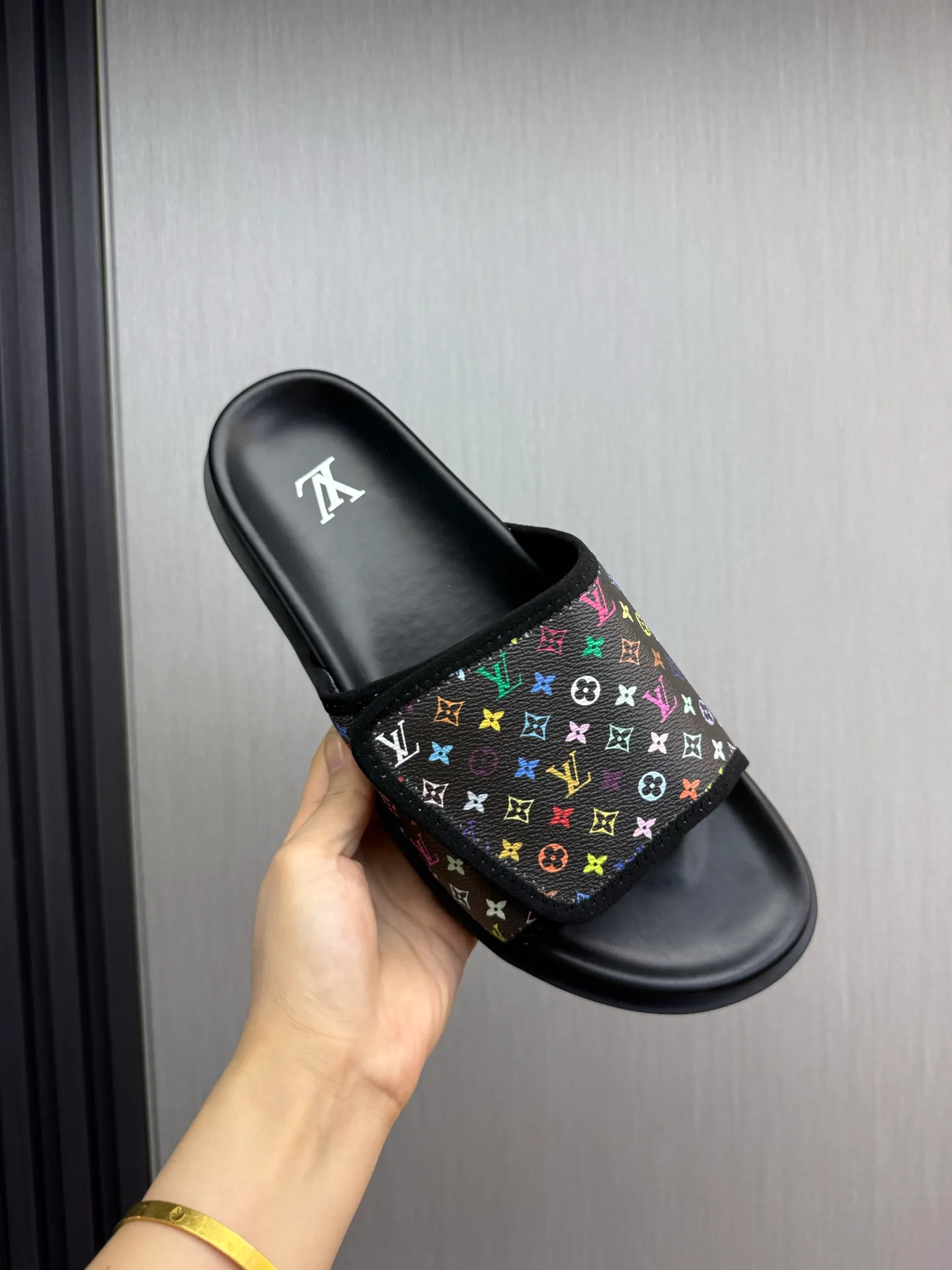 Men's shoes 💰340💰 ▪️LV's popular Little Red Book popular slippers hot sale: 1 shipment✅ Super textured and comfortable slippers, original TPU outsole. Authentic counter box drawer box packaging 🎁Size 38-45